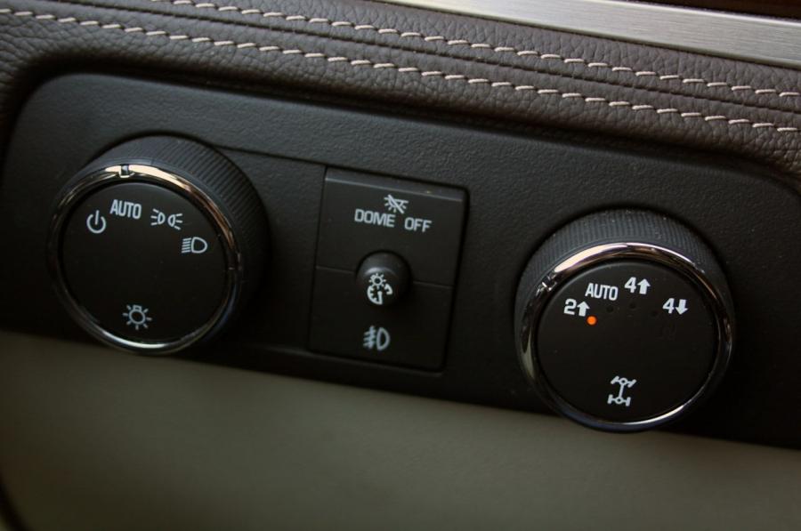  Cadillac Escalade Platinum Hybrid 2011 года  (фото 32 из 60)